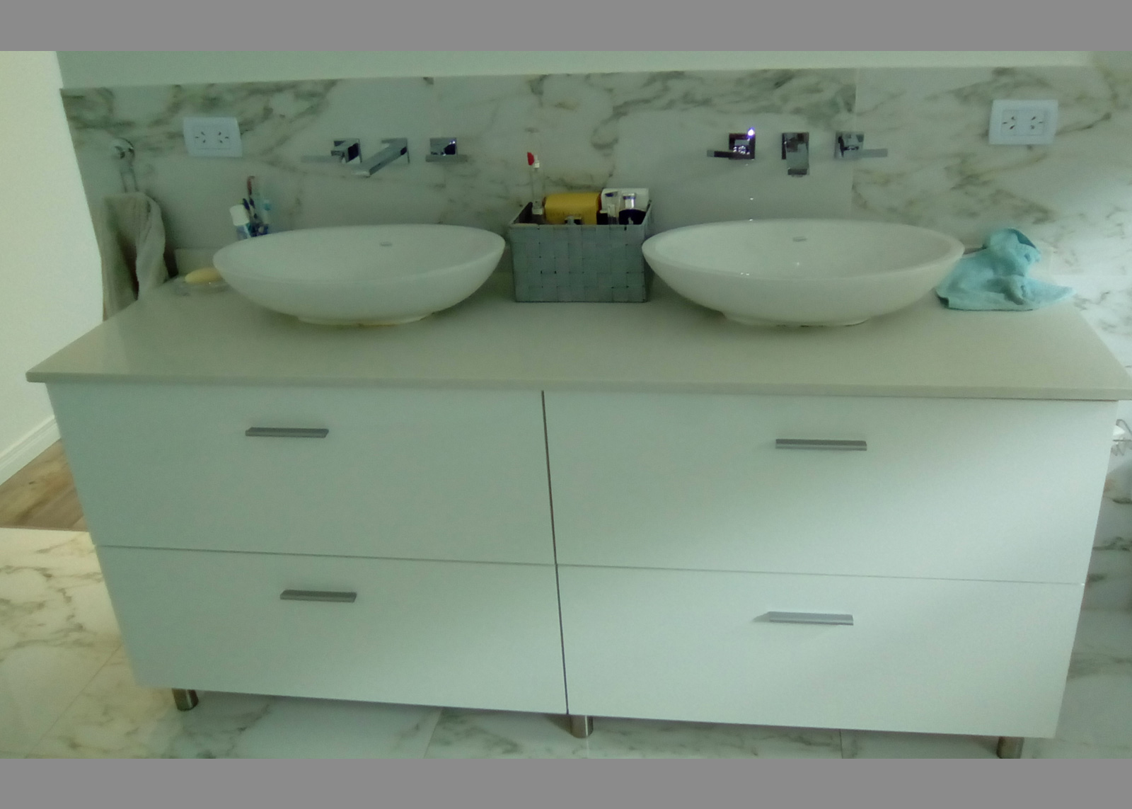 Vanitory White